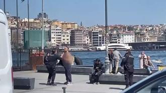 Sirkeci’de dehşet anları! Döner bıçağıyla boğazını kesti, kalabalığın ortasında kanlar içinde yürüdü