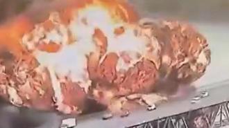 Panama'da köprünün altındaki yakıt kamyonu patladı! Dehşet anı kamerada