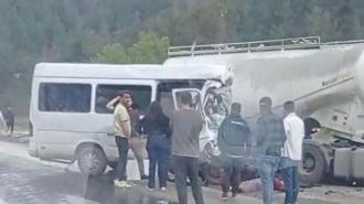 Isparta-Antalya karayolunda can pazarı! TIR ile minibüs çarpıştı: 7 ölü, 7 yaralı