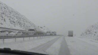 Erzincan'da yüksek kesimlerde etkili olan kar nedeniyle ulaşım güçlükle sağlanıyor