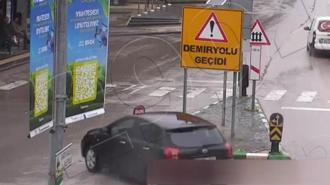 Kontrolden çıkan otomobil durakta bekleyenleri teğet geçti