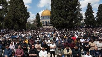 41 gün kapalı tutulan Mescid-i Aksa'da ilk cuma namazı! On binlerce Müslüman akın etti