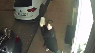 Fatih'te kaldırım taşıyla iş yerinin camlarını kıran kadın kamerada