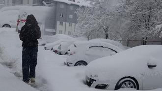 Tam 4 gündür yağıyor! Kar kalınlığı 60 santime ulaştı: ‘Kış geri döndü’
