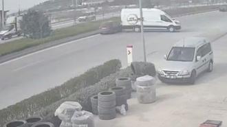 Seyir halindeki araçların arasına daldı! Sürücüsüz minibüs...