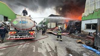 Adana’da geri dönüşüm tesisinde yangın! Çok sayıda ekip sevk edildi