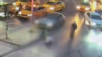 Şişli'de feci kaza! Direk turistin üzerine devrildi