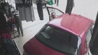 El freni çekilmeyen otomobil, mağazaya girmek üzereyken durduruldu