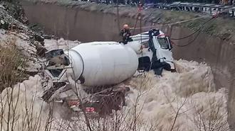 Beton mikseri dereye yuvarlandı! Şoför akıntıya kapılarak kayboldu