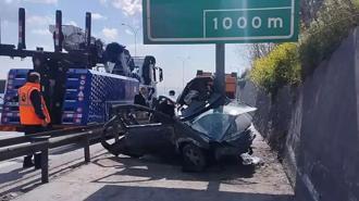 TEM Otoyolu'nda feci kaza! Otomobil yön levhasına saplandı