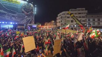 İran'ın başkenti Tahran'da binlerce kişi ABD ve İsrail'i "füzeler eşliğinde" protesto etti