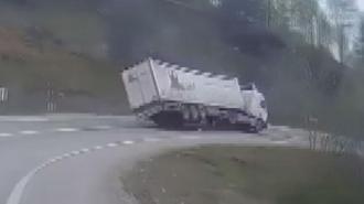Şoför kabinde sıkıştı! Viraja hızla giren TIR...