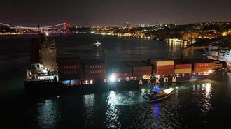 İstanbul Boğazı'nda faciadan dönüldü! Dümen arızası yaşayan gemi yalıya metreler kala durdu