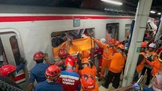 Endonezya'da katliam gibi tren kazası! Çok sayıda ölü ve yaralı var