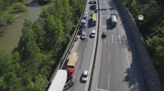 Sakarya'da kamyonun TIR'a çarptığı kaza karayolunda ulaşımı aksattı