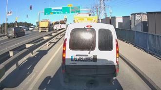 Arnavutköy'de hafriyat kamyonunun servis minibüsüne çarpması kamerada