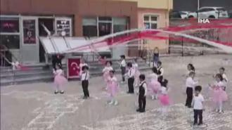 Okul bahçesinde feci olay! Öğretmenin üzerine tabela düştü