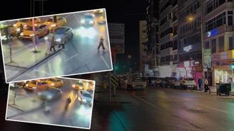 Şişli’de akılalmaz kaza! Bayılan sürücünün çarptığı direk turistin üzerine devrildi