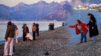 Yer: Antalya! Sabahın köründe yüzlerce kişi aynı şey için sahile akın etti: Her sene yapmaya çalışıyoruz