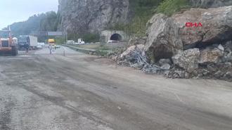 Artvin'de heyelan paniği! Dev kaya parçaları yolu kapattı