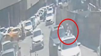 Pendik'te kopan afiş parçası yüzüne çarpan motosiklet sürücüsü kaza yaptı