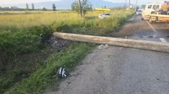Otomobil tarlaya uçtu, devirdiği elektrik direğine motosiklet çarptı