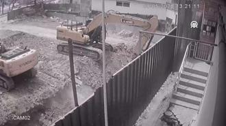 Pendik'te bir binanın girişindeki çökme güvenlik kamerasında