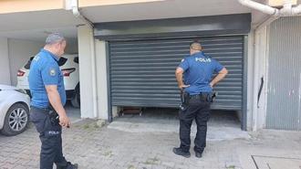 Hırsızlık ihbarına giden polis garaj kapısı açıldığında şaşkına döndü