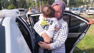 Kilitli otomobilde mahsur kalan 1,5 yaşındaki bebeğe itfaiye yetişti! Annenin gözyaşları kamerada