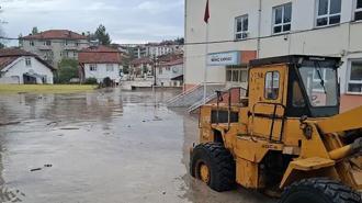 Samsun'da sağanak etkili oldu! Yollar göle döndü, araçlar sele kapıldı