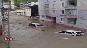 Samsun'da sağanak etkili oldu! Yollar göle döndü, araçlar sele kapıldı