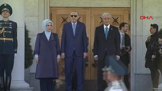 Cumhurbaşkanı Erdoğan Kazakistan'da Tokayev tarafından resmi törenle karşılandı