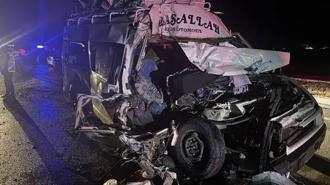 Aksaray'da feci kaza! Tarım işçilerini taşıyan minibüs TIR'a çarptı