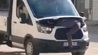 Kamyonetin motorunda giden tamirci sosyal medyada gündem oldu: "Müşteriyi 40 bin liradan kurtardık"