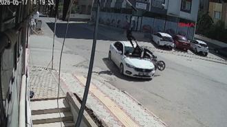 Kavşakta otomobile çarpan motosiklettekiler takla atıp, asfalt zemine düştü