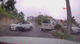 Otomobil ile motosikletin çarpıştığı kaza kamerada