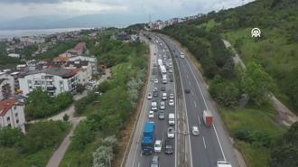 Anadolu Otoyolu'nun Kocaeli kesiminde, Kurban Bayramı tatili dolayısıyla yoğunluk yaşanıyor
