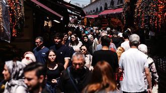 Bayram öncesi Eminönü’nde insan seli! Çarşıda adım atacak yer kalmadı