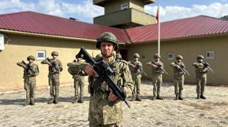 Vatan nöbetinde bayram coşkusu! Mehmetçik sınırın sıfır noktasında bayramlaştı