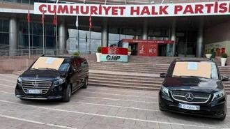 CHP Genel Merkezi önünde Özgür Özel’in makam araçları satışa çıkarıldı!