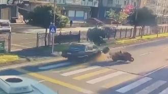 Otomobil, yaya geçidinde motosiklete çarptı