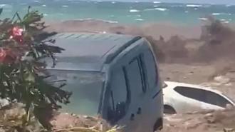 Hatay'da kuvvetli sağanak: Araçlar zarar gördü!