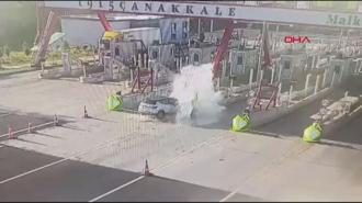 Otoyol gişelerine çarpan otomobildeki karı-kocayı ölüm ayırdı