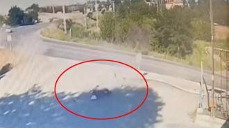 Bariyerlere çarpan motosikletin sürücüsü öldü; kaza anı kamerada