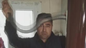 'Yılancı Kemal' eve giren dev karayılanı eliyle yakaladı! 'İnsanlardan uzak dur' diyerek doğaya bıraktı