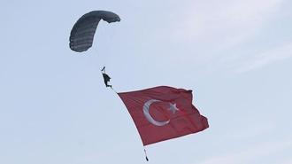 Kapadokya'da JÖAK paraşüt timi sıcak hava balonundan atladı