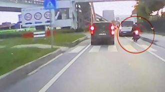 Motosiklet dolmuş minibüse arkadan çarptı