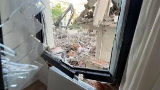 Yıkım kabusa döndü! Dev kolon komşu binayı delip dairenin içine girdi