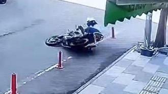Motosikletten düşen sürücü metrelerce sürüklendi! Kaza anı...
