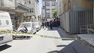 Küçükçekmece'de yıkımı yapılan binada kısmi çökme! Yaralılar var